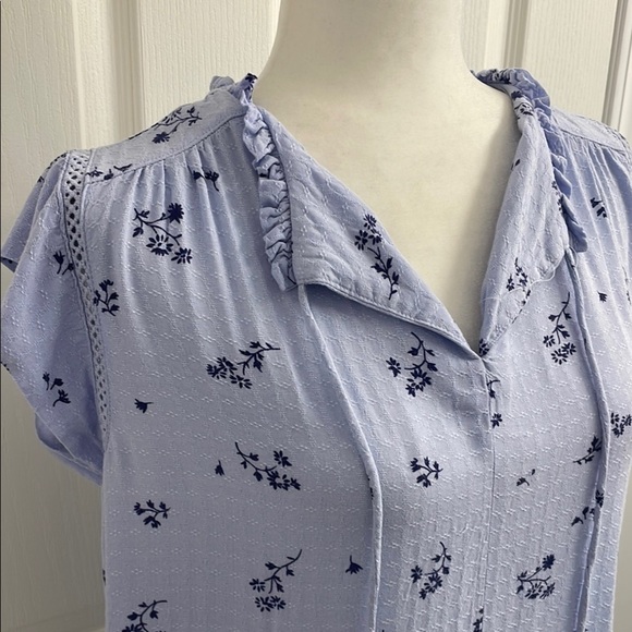 Buffalo David Bitton Light Blue Floral Blouse Flutter Sleeves Tie Front Size S - Picture 3 of 12